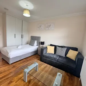 Homestay Comfort Heathrow 5 Mins To The Terminal, Stanwell
